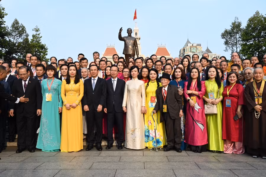 Chủ tịch nước Võ Văn Thưởng cùng đoàn đại biểu, kiều bào chụp ảnh trước Tượng đài Chủ tịch Hồ Chí Minh. (Ảnh: SGGP)