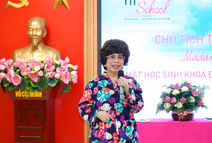 Bà Thái Hương chia sẻ triết lý giáo dục của TH School cũng như mong muốn tạo nguồn lực vàng cho sự phát triển quê hương, đất nước. Việc đưa TH School về Nghệ An giúp học sinh có cơ hội "ăn cơm nhà, học trường quốc tế".