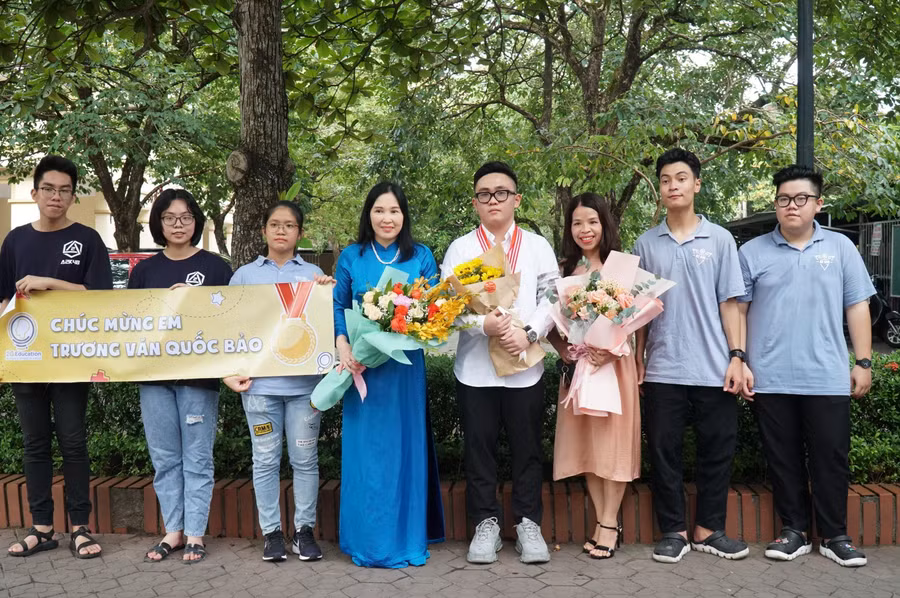 Quốc Bảo cùng các cô giáo bồi dưỡng và bạn học tại Trường THPT chuyên Phan Bội Châu (Nghệ An).