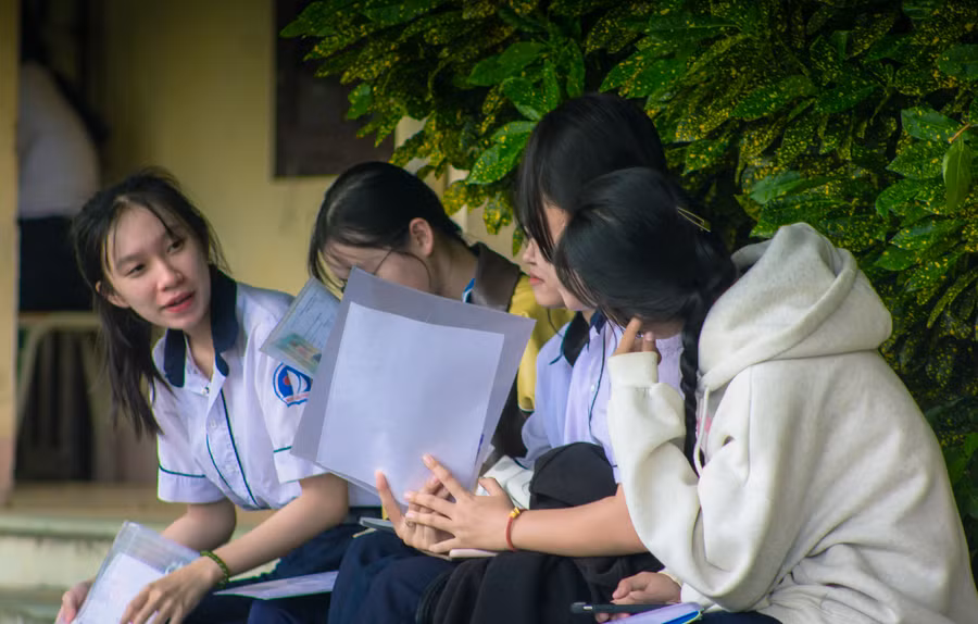 Thí sinh tại Trường THPT Ngô Quyền, huyện đảo Phú Quý trò chuyện về kỳ thi năm nay. (Ảnh: NTCC) Thí sinh tại Trường THPT Ngô Quyền, huyện đảo Phú Quý trò chuyện về kỳ thi năm nay. (Ảnh: NTCC)
