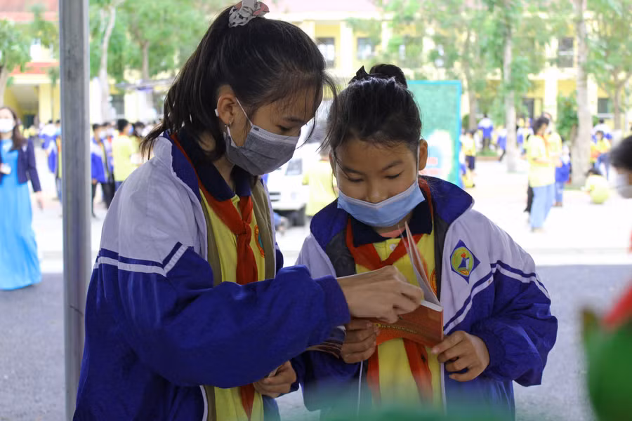 Em Doãn Thị Hồng Nhung và bạn học cùng lớp, Trường TH&amp;THCS Đông Thịnh đều có đam mê đọc sách.
