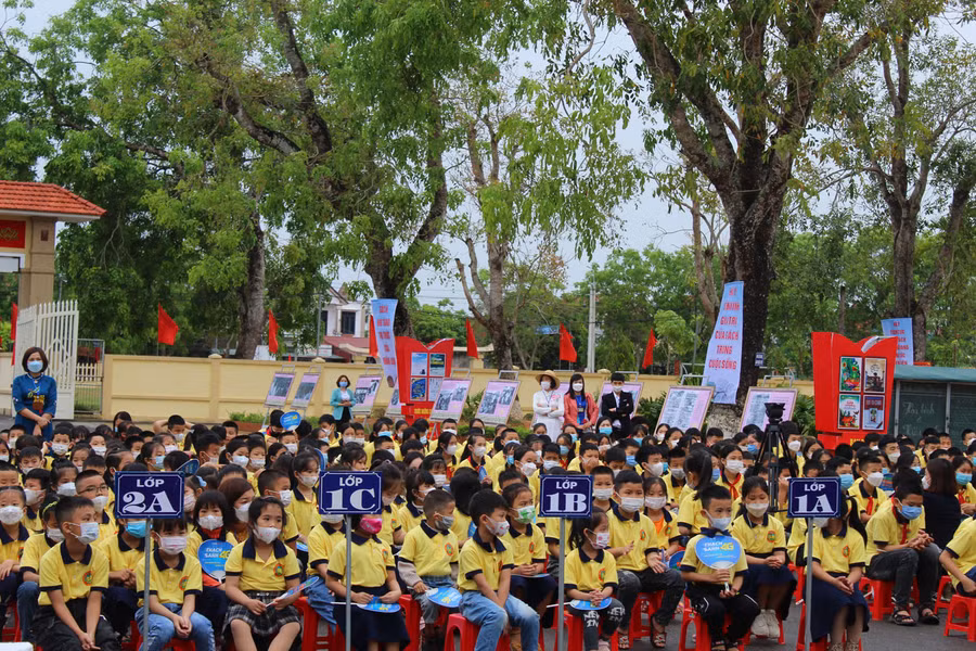 Lễ phát động Ngày Sách và Văn hóa đọc 2022 thu hút gần 1.000 GV, HS các Trường TH&amp;THCS Đông Thịnh, Trường THCS Nguyễn Chích tham dự.