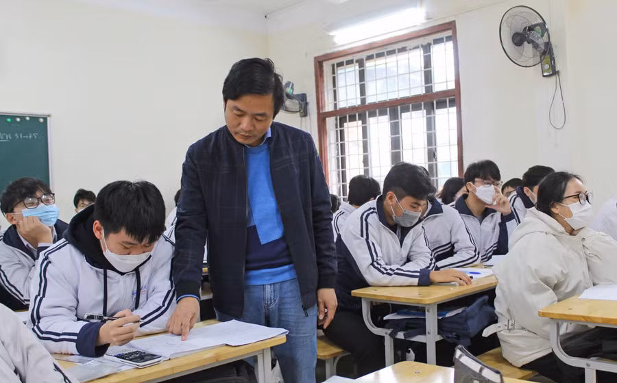 Thầy Lê Mạnh Hùng và học sinh Trường THPT Hàm Rồng trong giờ dạy học môn Toán.