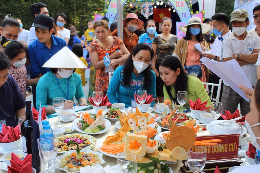 Bà Vũ Thị Hoa (mặc áo dài xanh, ngồi giữa) cùng đại diện ban giám khảo lắng nghe phần chia sẻ của đơn vị phường Quảng Cư, TP Sầm Sơn.