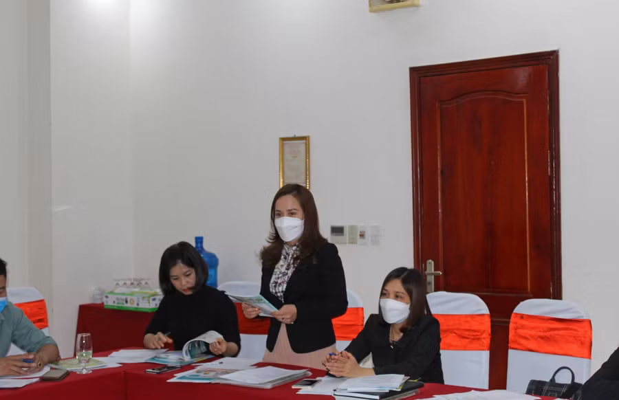 Cô Phạm Huyền Trang, Trường PTDT bán trú THCS Sơn Hà (Quan Sơn) phát biểu tại buổi họp.
