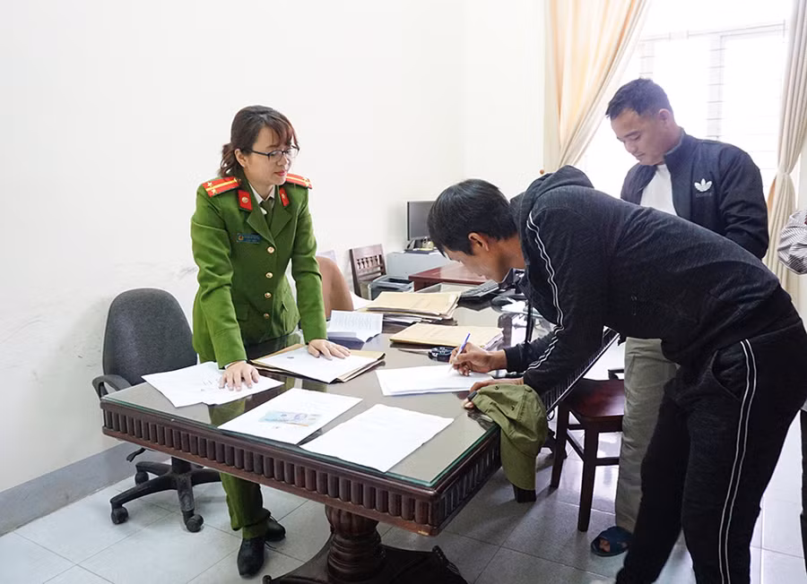 Những người mãn hạn tù nhận hỗ trợ quần áo, tư trang và tiền xe về đoàn tụ với gia đình