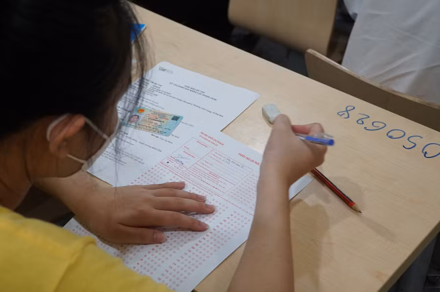 Bài thi gồm 120 câu hỏi trắc nghiệm khách quan đa lựa chọn với thời gian làm bài 150 phút. Ảnh: Mạnh Tùng Bài thi gồm 120 câu hỏi trắc nghiệm khách quan đa lựa chọn với thời gian làm bài 150 phút. Ảnh: Mạnh Tùng