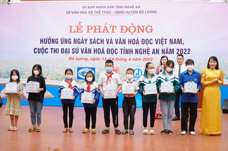 Đại diện Nhà xuất bản Nghệ An tặng quà cho học sinh vượt khó học tốt huyện Đô Lương.