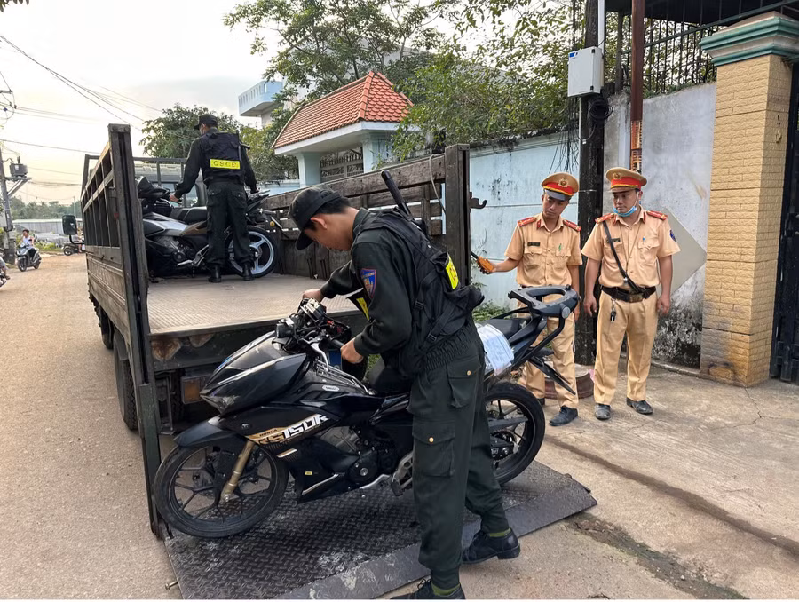 Tổ công tác kiểm tra số những chiếc mô tô được "độ, chế". (Ảnh: Hoàng Phúc) Tổ công tác kiểm tra số những chiếc mô tô được "độ, chế". (Ảnh: Hoàng Phúc)