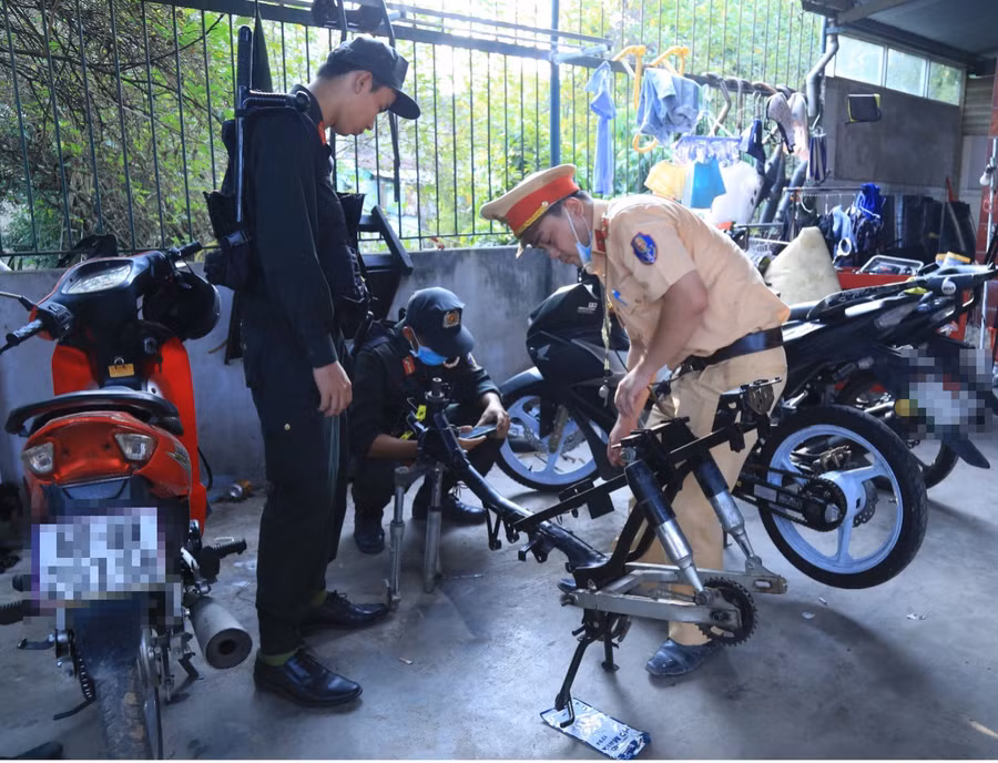 Tổ công tác kiểm tra số những chiếc mô tô được "độ, chế". (Ảnh: Hoàng Phúc) Tổ công tác kiểm tra số những chiếc mô tô được "độ, chế". (Ảnh: Hoàng Phúc)