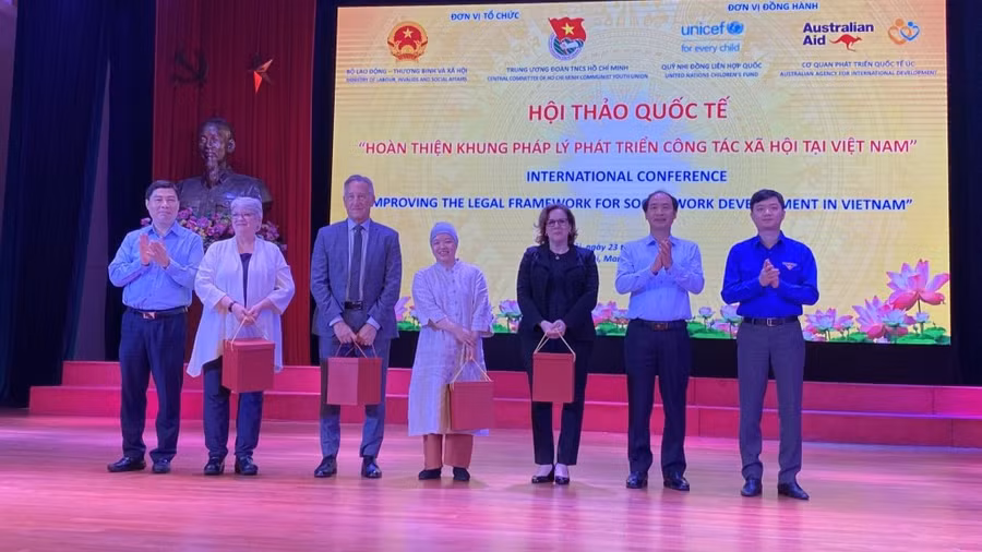 Ban tổ chức tặng quà tới các chuyên gia quốc tế tham dự hội thảo.