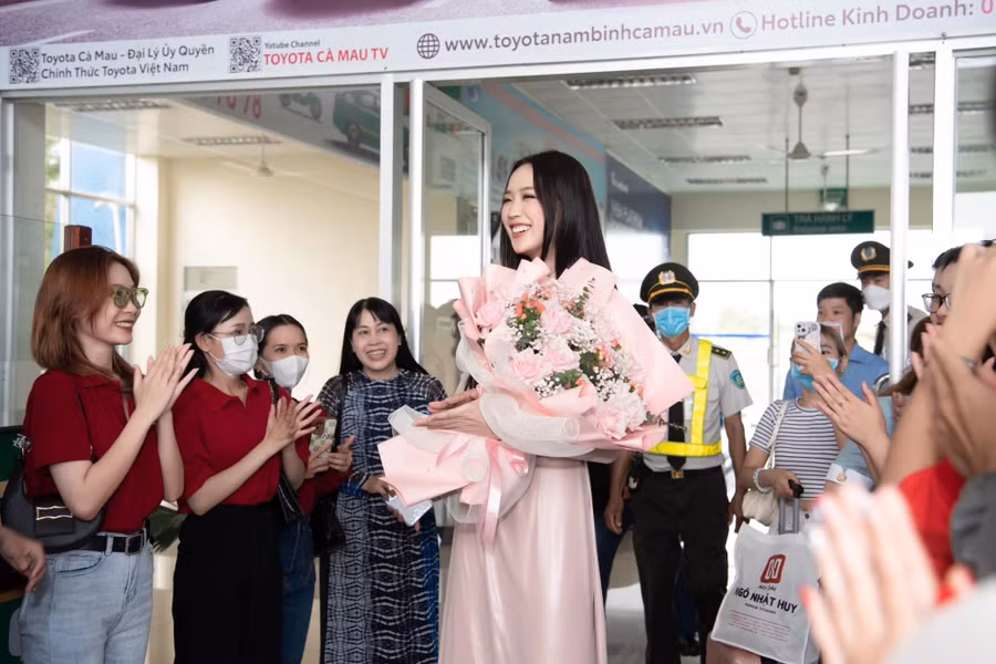Nàng hậu gây thiện cảm khi diện áo dài truyền thống màu hồng nhạt nhẹ nhàng.