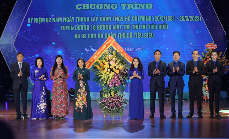 Anh Nguyễn Ngọc Lương, Bí thư Thường trực Trung ương Đoàn, Chủ tịch Trung ương Hội LHTN Việt Nam tặng hoa chúc mừng Thành đoàn Hà Nội.