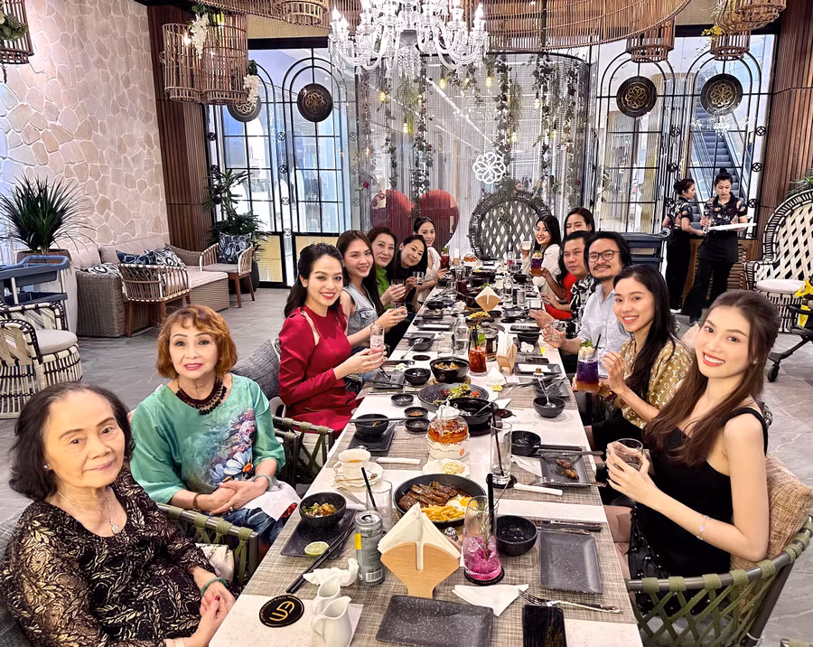 Bữa tiệc sinh nhật giản dị và đầm ấm của đạo diễn Hoàng Nhật Nam vừa qua.