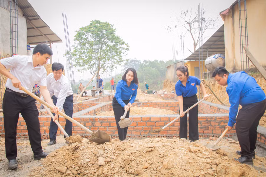 Các đơn vị tổ chức lễ khởi công xây dựng 2 ngôi nhà khăn quàng đỏ cho 2 em học sinh hoàn cảnh khó khăn.