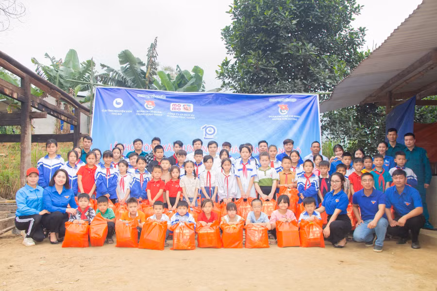 Nhân dịp này chương trình cũng gửi tặng tới các em nhỏ có hoàn cảnh khó khăn trên địa bàn 50 phần quà.
