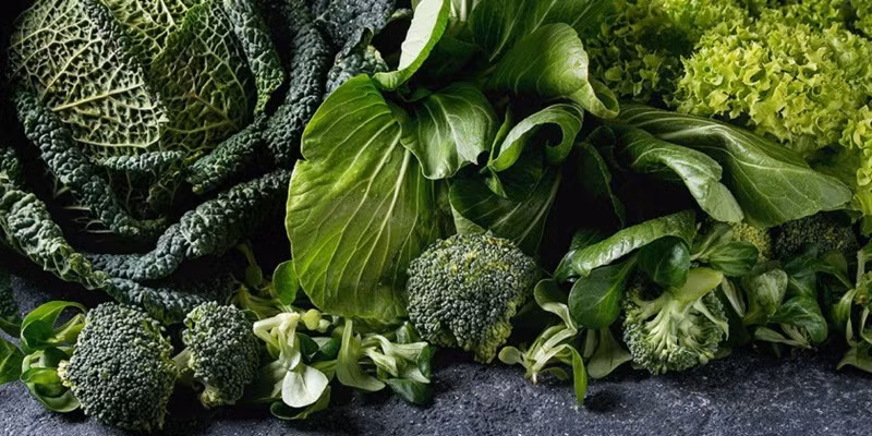 Những loại rau lá xanh đậm được chú ý rất nhiều và có lý do chính đáng. Chúng có vitamin K, giàu canxi và nhiều chất chống oxy hóa khác nhau.