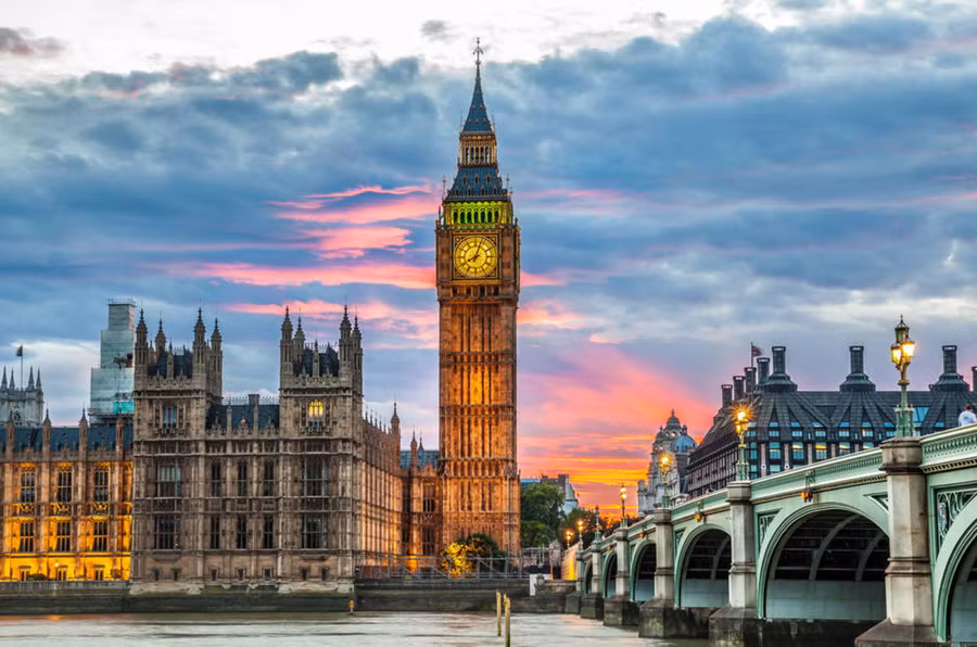 Tháp đồng hồ Big Ben nổi tiếng xứ sở sương mù.