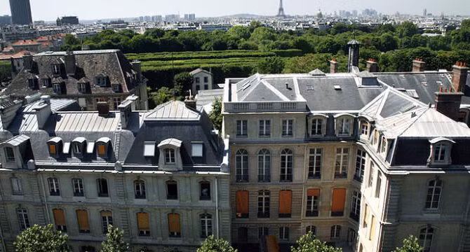 Đại học Nghiên cứu Khoa học Paris và Lettres, được thành lập vào năm 2010 và bao gồm chín trường đại học cấu thành, xếp thứ 52 trên thế giới và đứng đầu trong số các trường đại học hàng đầu ở Pháp.