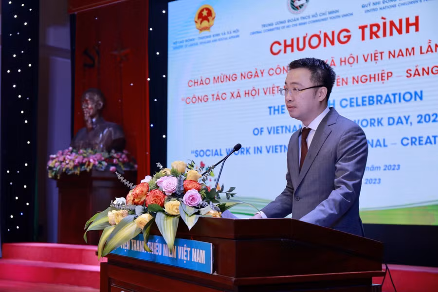 Bí thư Trung ương Đoàn Nguyễn Tường Lâm phát biểu khai mạc chương trình. Bí thư Trung ương Đoàn Nguyễn Tường Lâm phát biểu khai mạc chương trình.