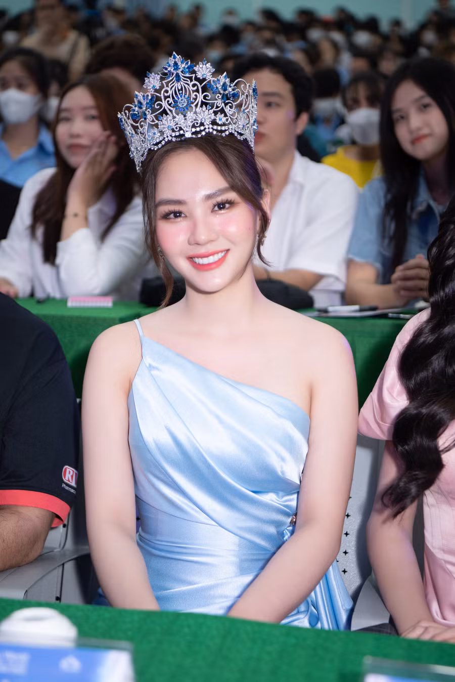 Hoa hậu Mai Phương tươi tắn, rạng rỡ.