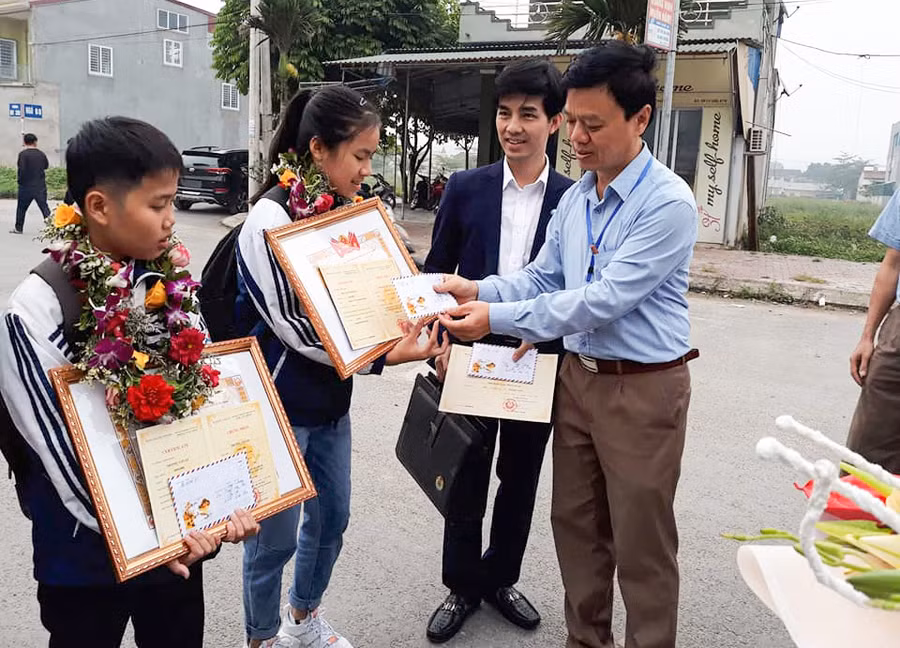 Ông Lê Thanh An - Trưởng Phòng GD&ĐT huyện Con Cuông trao thưởng cho 2 học sinh giành giải Nhì cuộc thi KHKT quốc gia