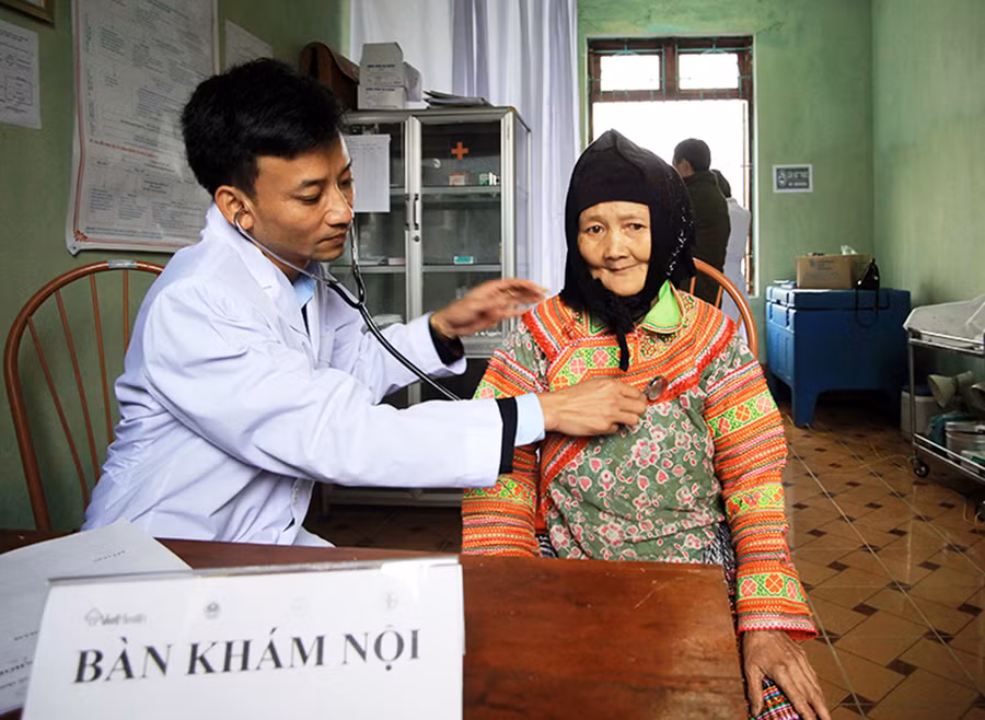 Khám chữa bệnh và cấp phát thuốc miễn phí, tặng quà là hoạt động thiết thực và ý nghĩa góp phần chăm sóc, nâng cao sức khỏe cho đồng bào vùng cao Khám chữa bệnh và cấp phát thuốc miễn phí, tặng quà là hoạt động thiết thực và ý nghĩa góp phần chăm sóc, nâng cao sức khỏe cho đồng bào vùng cao