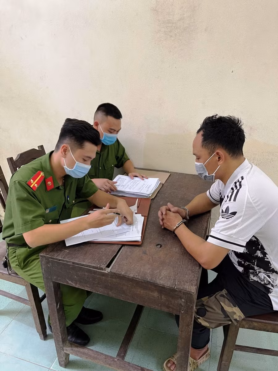Công an ghi lời khai của bị can. Ảnh: Công an Thanh Hóa cung cấp.