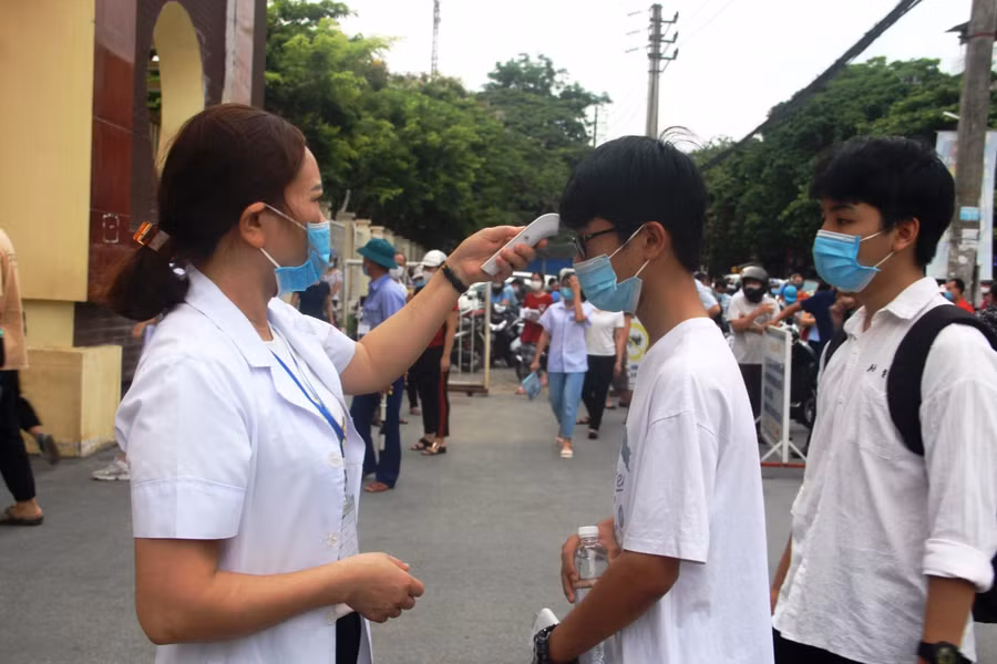 Kiểm tra thân nhiệt cho học sinh.