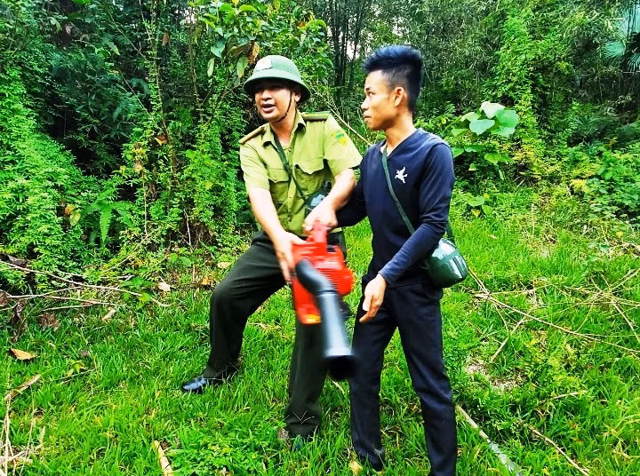 Lực lượng Hạt Kiểm lâm Bá Thước hướng dẫn người dân sử dụng máy thổi gió để chữa cháy rừng.