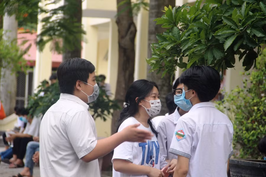 Thí sinh trao đổi với nhau trước khi vào thi.
