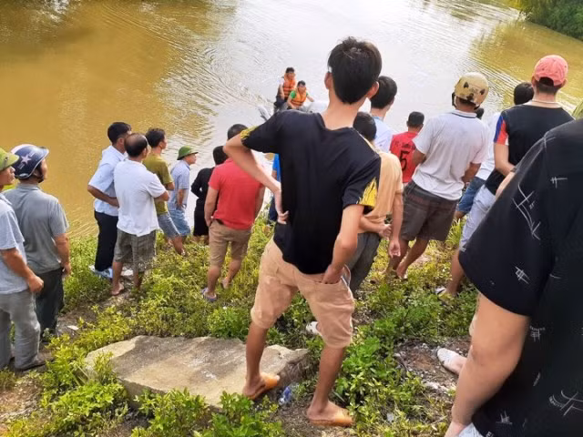 Người dân tập trung theo dõi vụ việc.