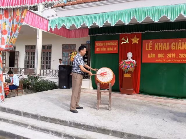 Thầy giáo Hoàng Sỹ Xuân - Hiệu trưởng Trường PTDT bán trú THCS Mường Lý (Mường Lát) đánh trống khai trường. Thầy giáo Hoàng Sỹ Xuân - Hiệu trưởng Trường PTDT bán trú THCS Mường Lý (Mường Lát) đánh trống khai trường.