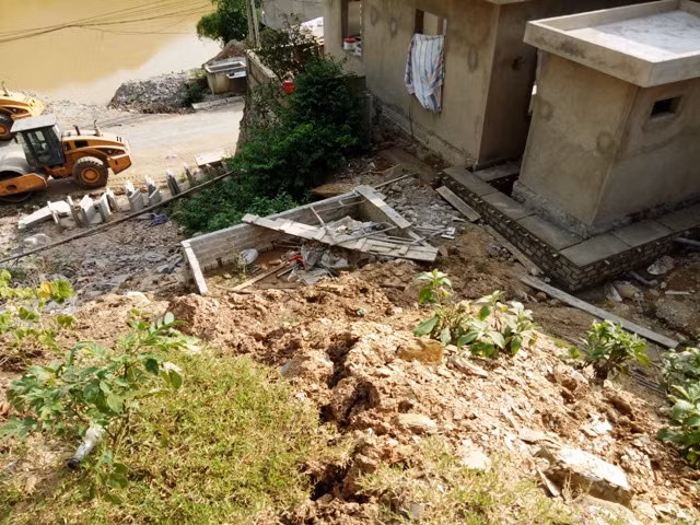 ...đang có chiều hướng trượt lở xuống bất kể lúc nào.