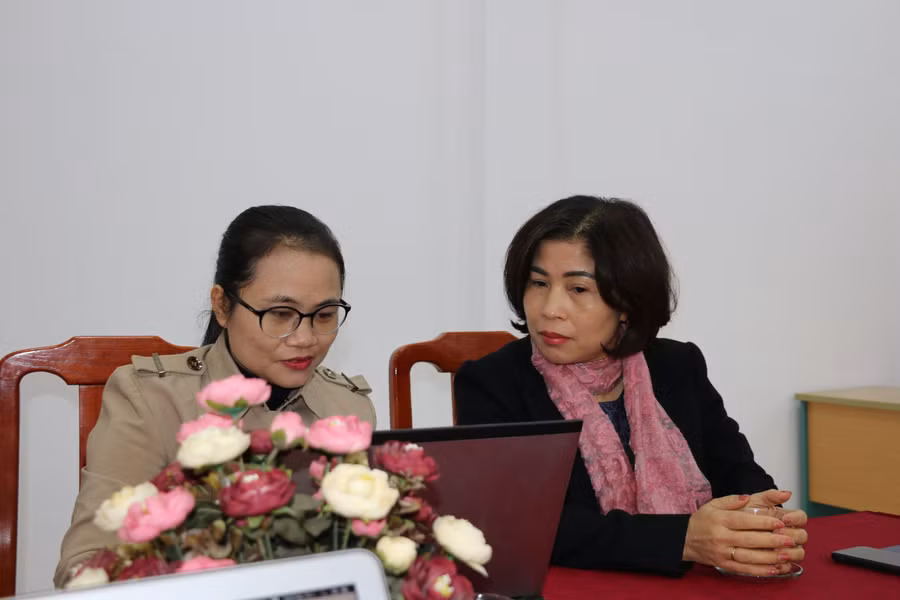 Bà Hà Thị Khánh Vân (bên phải) trả lời câu hỏi của độc giả Báo Giáo dục và Thời đại tại điểm cầu Lạng Sơn.