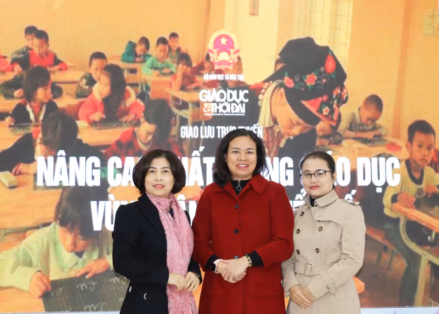 Bà Hà Thị Khánh Vân (bên trái), cô Nguyễn Minh Thu (đứng giữa) cùng PV báo Giáo dục và Thời đại tại điểm cầu Lạng Sơn.