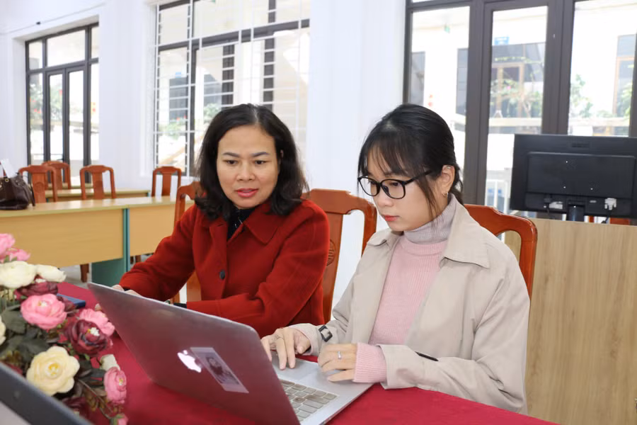 Cô Nguyễn Minh Thu (bên trái) trả lời câu hỏi của độc giả Báo Giáo dục và Thời đại trong buổi GLTT.
