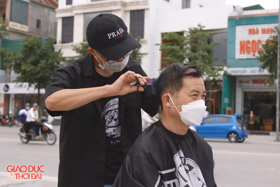 Chỉ trong vài tiếng, có hàng chục người dân đến đây để cắt tóc.