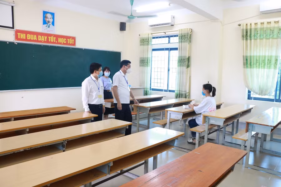 Lãnh đạo Sở GD&amp;ĐT Nghệ An kiểm tra công tác tổ chức thi tại Trường THPT chuyên Phan Bội Châu, đồng thời trò chuyện, động viên thí sinh bình tĩnh, tự tin làm bài thi tốt nhất.