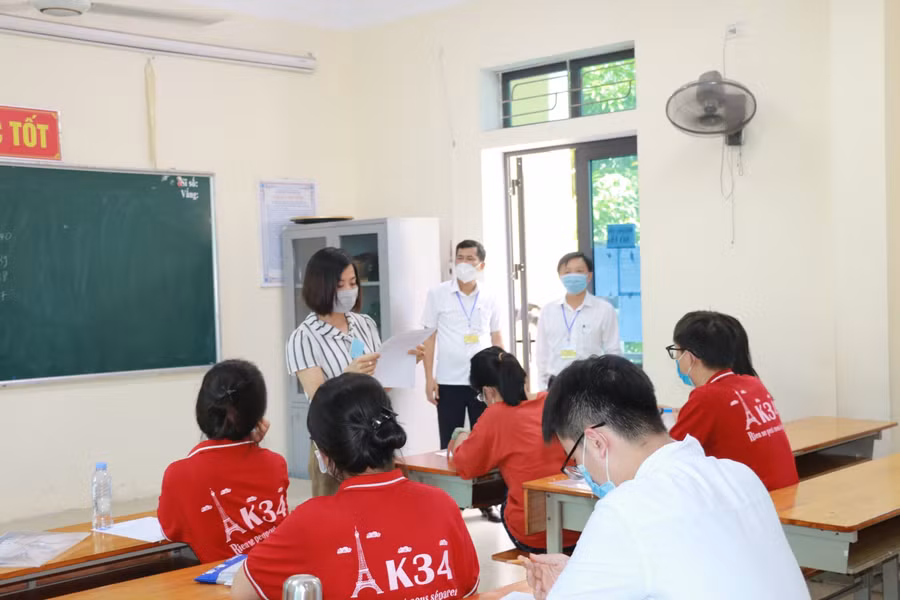 Ông Thái Văn Thành - Giám đốc Sở GD&amp;ĐT Nghệ An kiểm tra công tác tổ chức thi vào trường THPT chuyên Phan Bội Châu