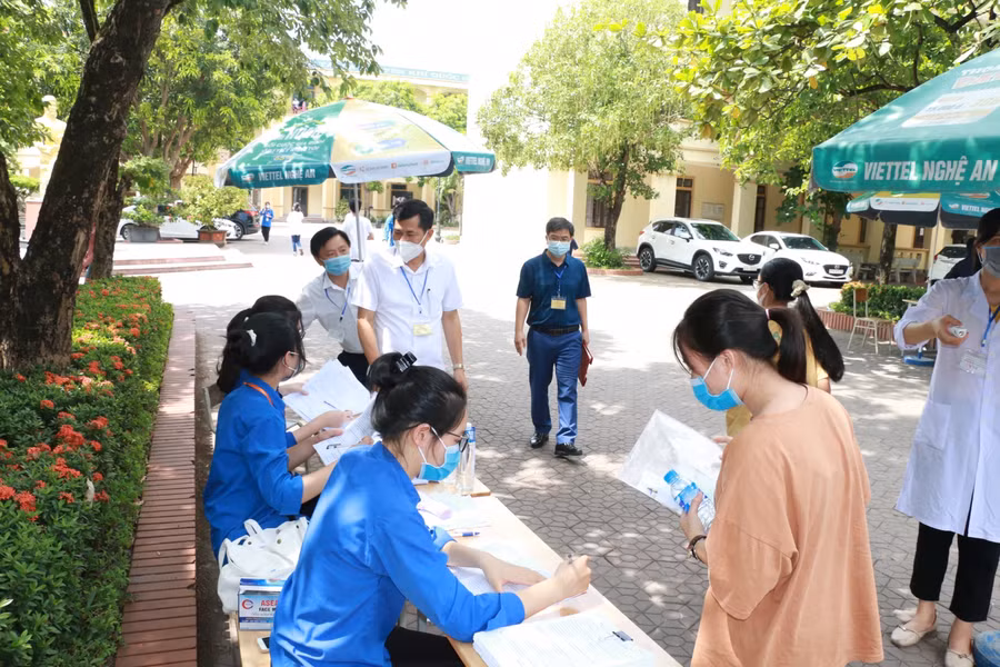 Chiều 6/6, hơn 1.400 thí sinh dự thi vào lớp 10 Trường THPT chuyên Phan Bội Châu. Do số lượng thí sinh đông, trường tổ chức thêm 1 điểm thi tại Trường THPT Huỳnh Thúc Kháng (TP Vinh, Nghệ An)
