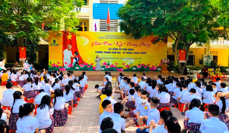 Hàng nghìn học sinh Trường Tiểu học Minh Khai 1 (TP Thanh Hóa) được tham gia buổi ngoại khóa về phòng tránh xâm hại, kỹ năng thoát hiểm. Ảnh: Nhà trường cung cấp.