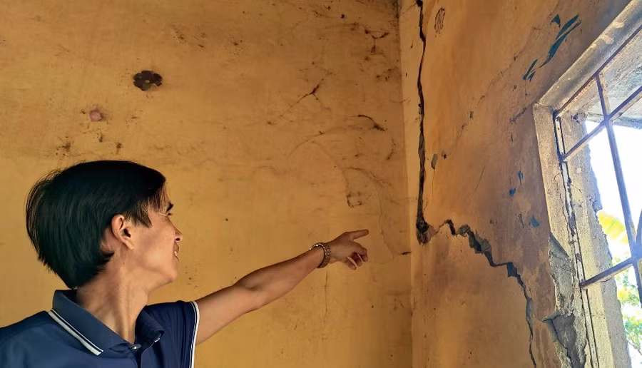 Góc tường của phòng học nứt toác, rất nguy hiểm. Ảnh: Thế Lượng.