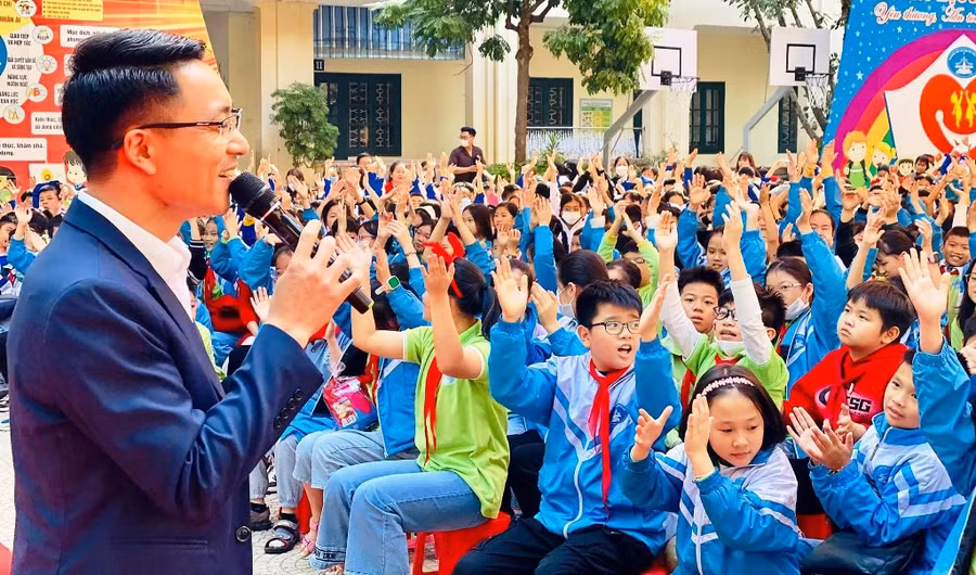 Học sinh Trường Tiểu học Nguyễn Văn Trỗi, TP Thanh Hóa được tham gia buổi sinh hoạt ngoại khóa về phòng chống bạo lực học đường, xâm hại trẻ em. Ảnh: Nhà trường cung cấp.