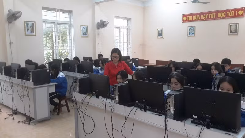 Học sinh Trường THCS thị trấn Bến Sung (Như Thanh, Thanh Hóa) trong giờ học môn Tin học. Ảnh: Nhà trường cung cấp.