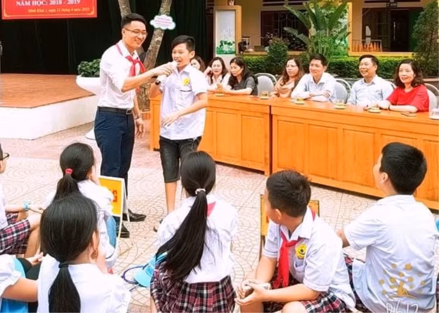 Học sinh Trường Tiểu học Minh Khai 1 (TP Thanh Hóa) trả lời tình huống tại buổi ngoại khóa về phòng tránh xâm hại, kỹ năng thoát hiểm. Ảnh: Nhà trường cung cấp.