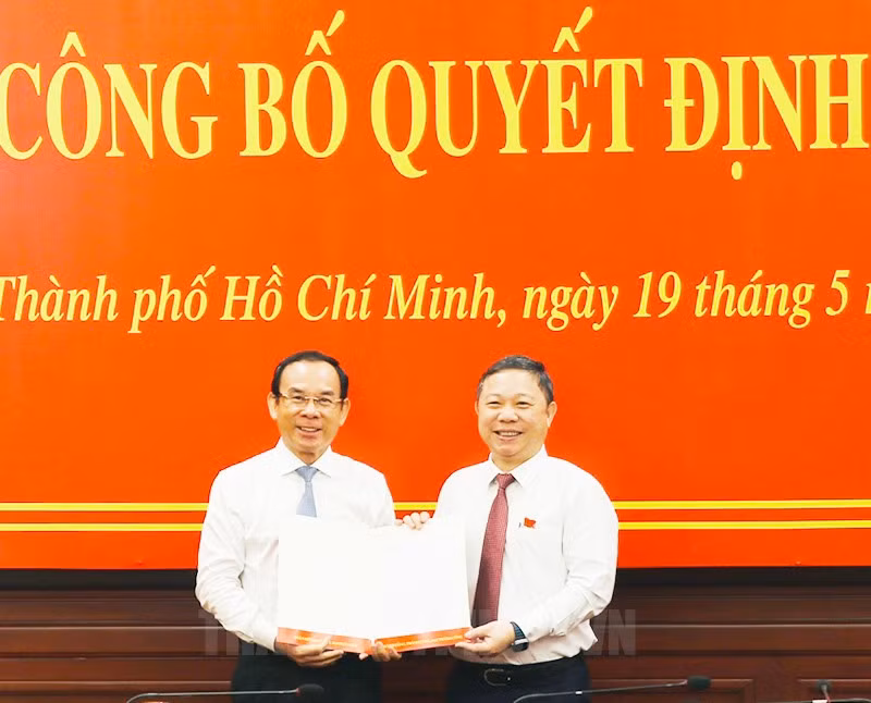 Bí thư Thành ủy TPHCM Nguyễn Văn Nên (trái) trao quyết định phân công cho ông Dương Anh Đức. (Ảnh: Trang tin Thành ủy TPHCM) Bí thư Thành ủy TPHCM Nguyễn Văn Nên (trái) trao quyết định phân công cho ông Dương Anh Đức. (Ảnh: Trang tin Thành ủy TPHCM)