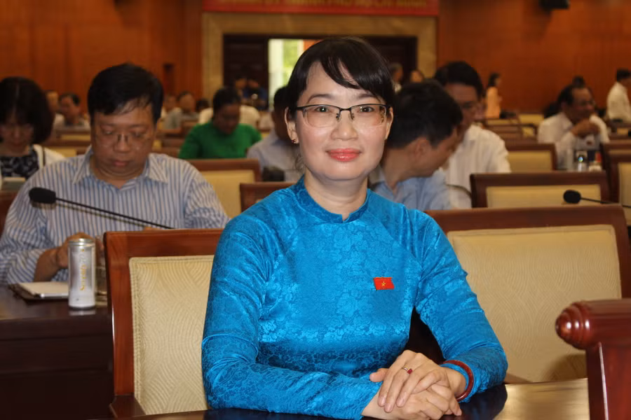 Bà Trần Thị Diệu Thúy tại kỳ họp thứ 15, HĐND TPHCM khóa X. (Ảnh: Thành Nhân). Bà Trần Thị Diệu Thúy tại kỳ họp thứ 15, HĐND TPHCM khóa X. (Ảnh: Thành Nhân).