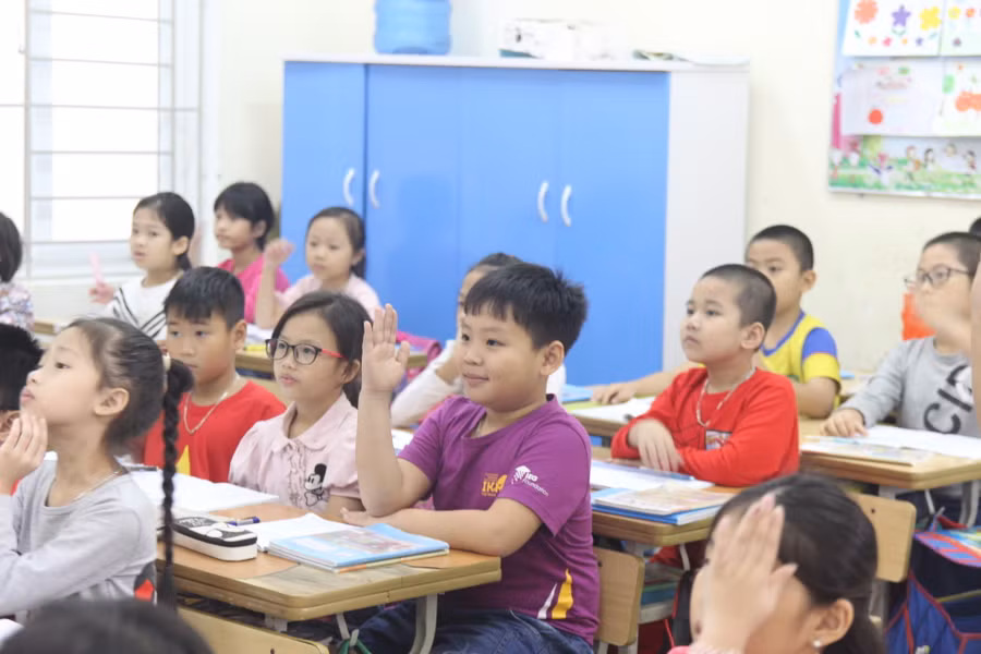 Khánh Gia (áo tím) là một lớp phó học tập năng nổ.