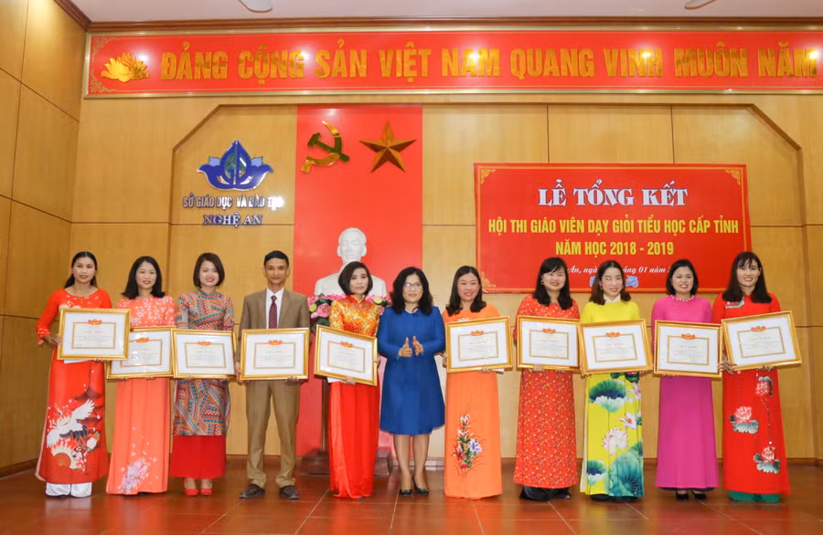Khen thưởng 10 giáo viên có kết quả xuất sắc trong hội thi 